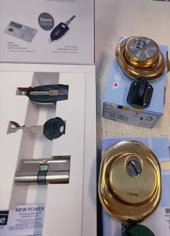 Le chiavi Dierre New Power sull'espositore del negozio, con la chiave pieghevole e la tessera di proprietà