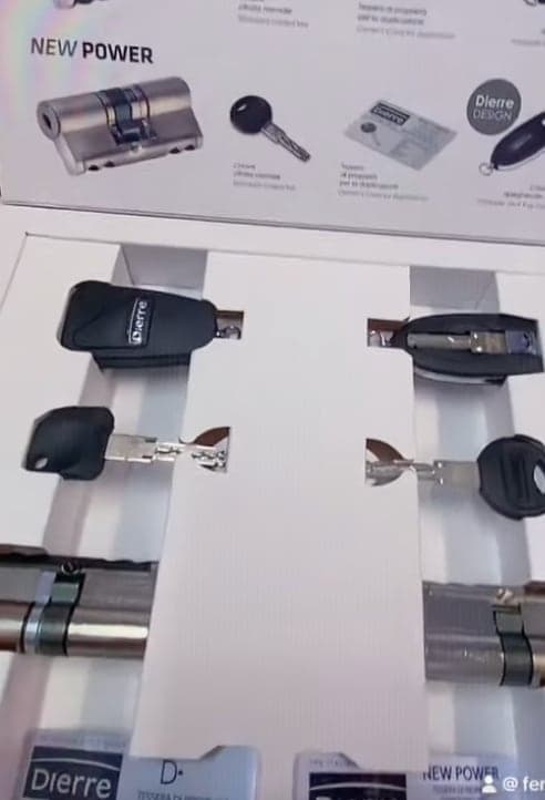 L'espositore Dierre New Power in negozio: il cilindro, le chiavi pieghevoli e la tessera di proprietà