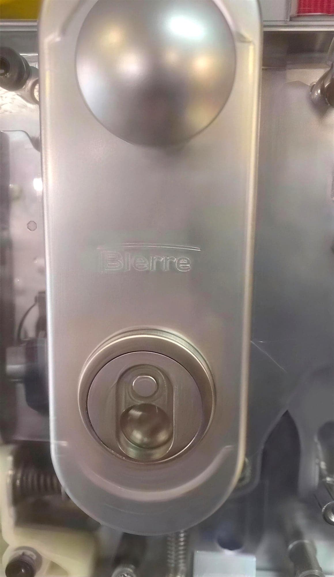 Un defender magnetico montato sulla porta, davanti al cilindro