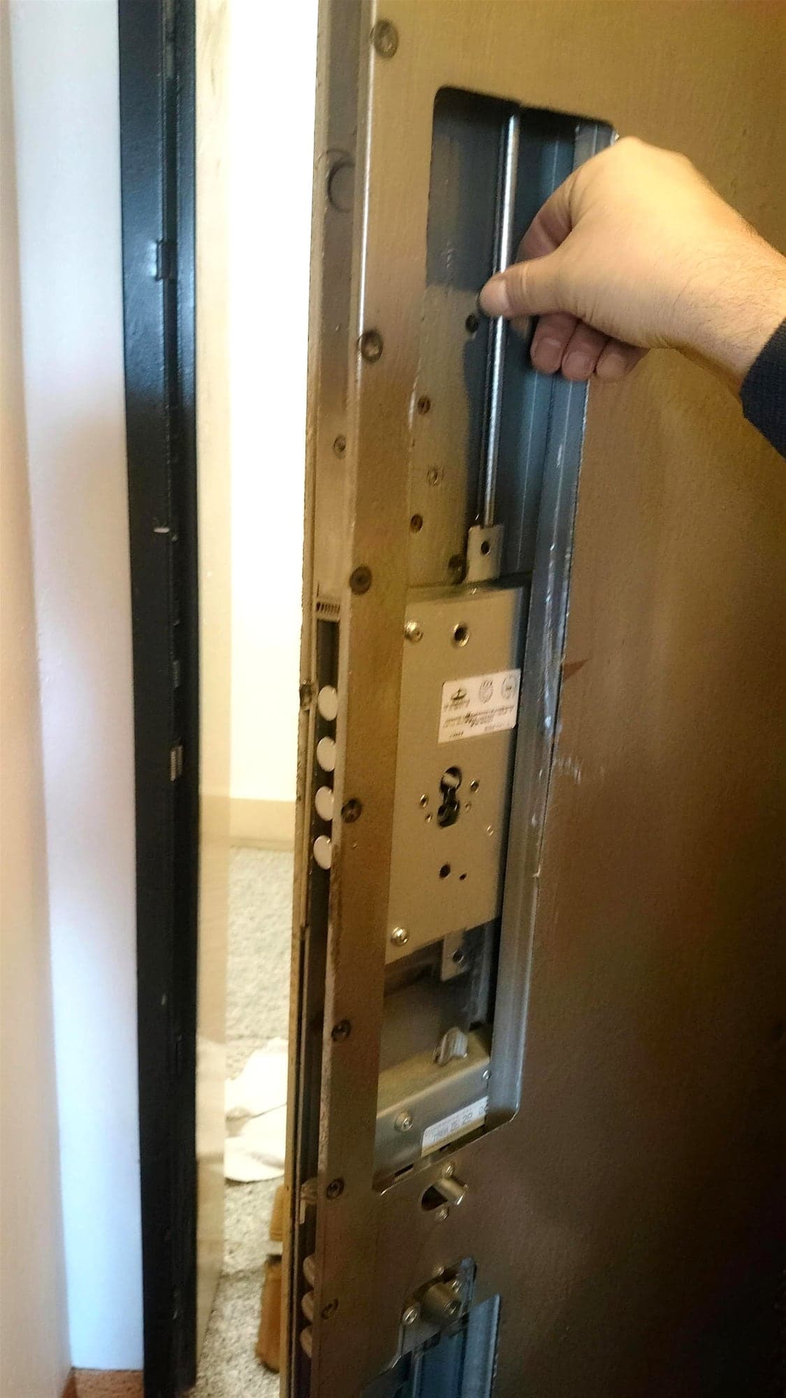 Una porta aperta con la serratura in vista durante una sostituzione