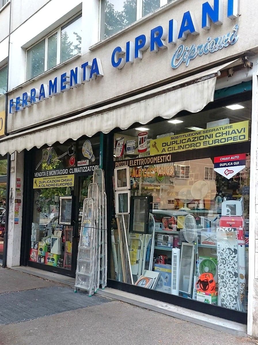 La vetrina del negozio con l'insegna FERRAMENTA CIPRIANI